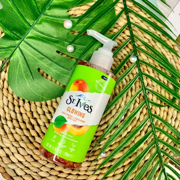 St. Ives Apricot Daily Facial Glowing Cleanser 200ml