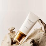 A non-nano physical sunscreen that blocks UV rays, while simultaneously brightening the skin. This sunscreen can be worn all year long without feeling heavy or leaving a white cast. Effectively soothes the skin. Helps control the appearance of redness.